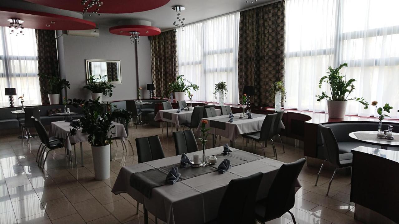 Hotel Gromada Pila Exterior photo